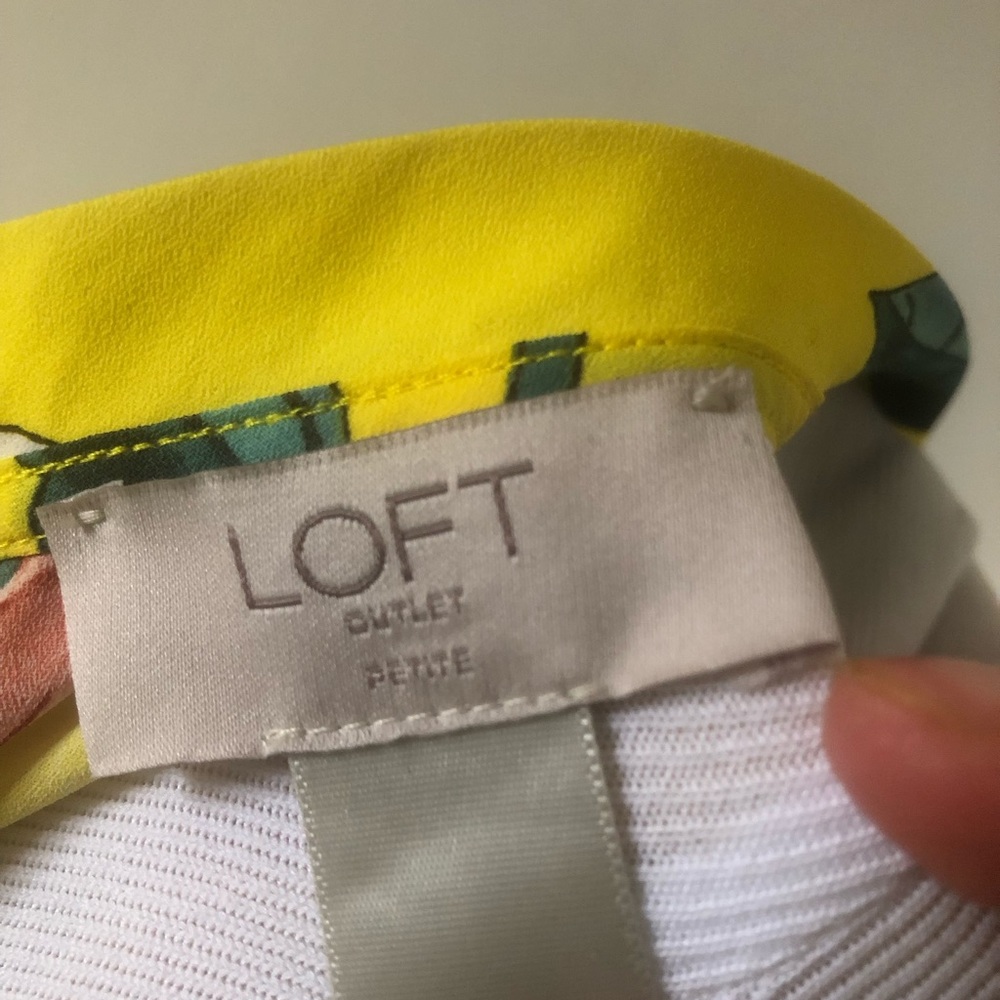 Loft Floral Top Size M Petite - Picture 5 of 9